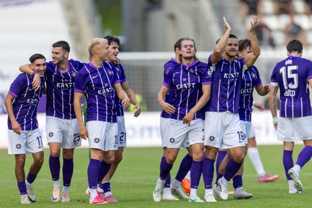 GER, Aue, Fussball, Regionalliga Nordost, 3. Spieltag, FC Erzgebirge Aue vs. BFC Dynamo im Bild v.l.: Devin Angleberger (FC Erzgebirge Aue 03), Patrick Kapp (FC Erzgebirge Aue 16), Torjubel , applaudieren in Richtung Fans 06.08.2026, EINS Erzgebirgsstadion Aue DFB REGULATIONS PROHIBIT ANY USE OF PHOTOGRAPHS AS IMAGE SEQUENCES AND OR QUASI-VIDEO, *** GER, Aue, Soccer, Northeast Regional League, Matchday 3, FC Erzgebirge Aue vs. BFC Dynamo (pictured, from left): Devin Angleberger, FC Erzgebirge Aue 03, Patrick Kapp, FC Erzgebirge Aue 16, celebrating a goal, applauding toward the fans, August 6, 2026, EINS Erzgebirgsstadion Aue DFB REGULATIONS PROHIBIT ANY USE OF PHOTOGRAPHS AS IMAGE SEQUENCES AND OR QUASI-VIDEO, Copyright: HMBxMedia PaulxFritz