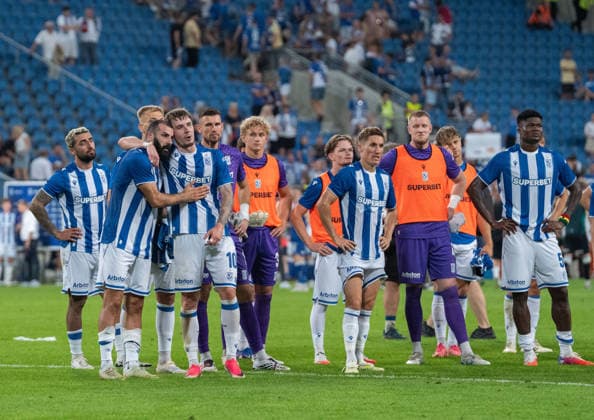 Lech Poznan players thank fans during UEFA Conference League - Third Qualifying Round season 26 27 match between teams of Lech Poznan and KI Klaksvik (Ruslan Taran Ball Raw Images) Poznan Enea Stadion Poland Copyright: xRuslanxTaranx RUS_LPOvKLA-0174