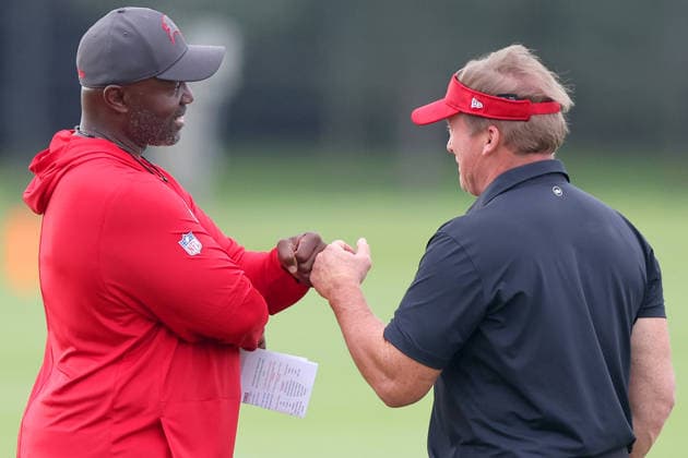 TAMPA, FL - AUGUST 06: Tampa Bay Buccaneers Head Coach Todd Bowles speaks with former Tampa Bay Buccaneers Super Bowl winning Head Coach Jon Gruden during Training Camp on August 06, 2026 at the AdventHealth Training Center at One Buccaneer Place in Tampa, Florida. (Photo by Cliff Welch Icon Sportswire) NFL, American Football Herren, USA AUG 06 Tampa Bay Buccaneers Training Camp EDITORIAL USE ONLY Icon357260806001