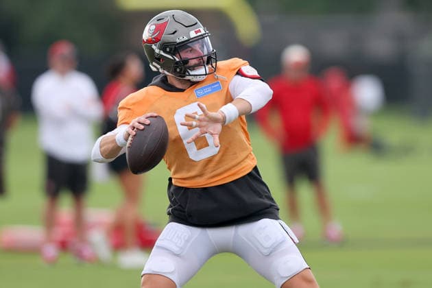 TAMPA, FL - AUGUST 06: Tampa Bay Buccaneers Quarterback Baker Mayfield (6) goes thru drills during Training Camp on August 06, 2026 at the AdventHealth Training Center at One Buccaneer Place in Tampa, Florida. (Photo by Cliff Welch Icon Sportswire) NFL, American Football Herren, USA AUG 06 Tampa Bay Buccaneers Training Camp EDITORIAL USE ONLY Icon357260806002