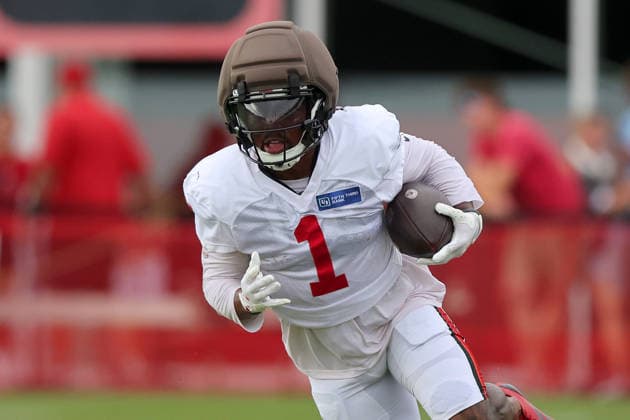 TAMPA, FL - AUGUST 06: Tampa Bay Buccaneers Runningback Kenny Gainwell (1) goes thru drills during Training Camp on August 06, 2026 at the AdventHealth Training Center at One Buccaneer Place in Tampa, Florida. (Photo by Cliff Welch Icon Sportswire) NFL, American Football Herren, USA AUG 06 Tampa Bay Buccaneers Training Camp EDITORIAL USE ONLY Icon357260806004