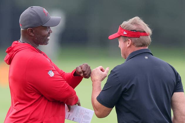 TAMPA, FL - AUGUST 06: Tampa Bay Buccaneers Head Coach Todd Bowles speaks with former Tampa Bay Buccaneers Super Bowl winning Head Coach Jon Gruden during Training Camp on August 06, 2026 at the AdventHealth Training Center at One Buccaneer Place in Tampa, Florida. (Photo by Cliff Welch Icon Sportswire) NFL, American Football Herren, USA AUG 06 Tampa Bay Buccaneers Training Camp EDITORIAL USE ONLY Icon357260806009