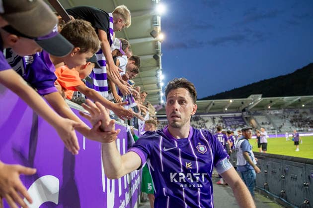 GER, Aue, Fussball, Regionalliga Nordost, 3. Spieltag, FC Erzgebirge Aue vs. BFC Dynamo im Bild v.l.: Marcel Baer (FC Erzgebirge Aue 15), nach Abpfiff mit den Fans 06.08.2026, EINS Erzgebirgsstadion Aue DFB REGULATIONS PROHIBIT ANY USE OF PHOTOGRAPHS AS IMAGE SEQUENCES AND OR QUASI-VIDEO, *** GER, Aue, Soccer, Northeast Regional League, Matchday 3, FC Erzgebirge Aue vs. BFC Dynamo (pictured, from left): Marcel Baer (FC Erzgebirge Aue 15), celebrating with fans after the final whistle, August 6, 2026, EINS Erzgebirgsstadion Aue DFB REGULATIONS PROHIBIT ANY USE OF PHOTOGRAPHS AS IMAGE SEQUENCES AND OR QUASI-VIDEO, Copyright: HMBxMedia PaulxFritz