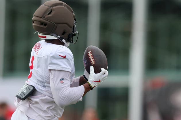 TAMPA, FL - AUGUST 06: Tampa Bay Buccaneers Runningback Kenny Gainwell (1) goes thru drills during Training Camp on August 06, 2026 at the AdventHealth Training Center at One Buccaneer Place in Tampa, Florida. (Photo by Cliff Welch Icon Sportswire) NFL, American Football Herren, USA AUG 06 Tampa Bay Buccaneers Training Camp EDITORIAL USE ONLY Icon357260806013