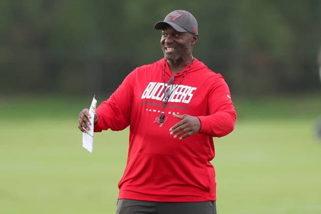 TAMPA, FL - AUGUST 06: Tampa Bay Buccaneers Head Coach Todd Bowles looks out toward the main building and sees a recognizable face approaching during Training Camp on August 06, 2026 at the AdventHealth Training Center at One Buccaneer Place in Tampa, Florida. (Photo by Cliff Welch Icon Sportswire) NFL, American Football Herren, USA AUG 06 Tampa Bay Buccaneers Training Camp EDITORIAL USE ONLY Icon357260806018