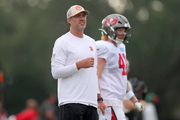 TAMPA, FL - AUGUST 06: Tampa Bay Buccaneers Offensive Coordinator Zac Robinson gives instructions during Training Camp on August 06, 2026 at the AdventHealth Training Center at One Buccaneer Place in Tampa, Florida. (Photo by Cliff Welch Icon Sportswire) NFL, American Football Herren, USA AUG 06 Tampa Bay Buccaneers Training Camp EDITORIAL USE ONLY Icon357260806020