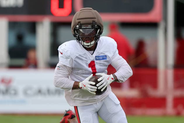 TAMPA, FL - AUGUST 06: Tampa Bay Buccaneers Runningback Kenny Gainwell (1) goes thru drills during Training Camp on August 06, 2026 at the AdventHealth Training Center at One Buccaneer Place in Tampa, Florida. (Photo by Cliff Welch Icon Sportswire) NFL, American Football Herren, USA AUG 06 Tampa Bay Buccaneers Training Camp EDITORIAL USE ONLY Icon357260806021
