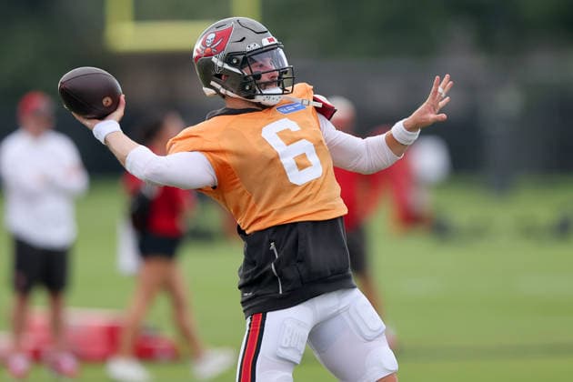 TAMPA, FL - AUGUST 06: Tampa Bay Buccaneers Quarterback Baker Mayfield (6) goes thru drills during Training Camp on August 06, 2026 at the AdventHealth Training Center at One Buccaneer Place in Tampa, Florida. (Photo by Cliff Welch Icon Sportswire) NFL, American Football Herren, USA AUG 06 Tampa Bay Buccaneers Training Camp EDITORIAL USE ONLY Icon357260806025