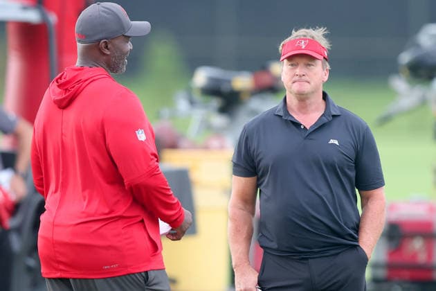 TAMPA, FL - AUGUST 06: Tampa Bay Buccaneers Head Coach Todd Bowles speaks with former Tampa Bay Buccaneers Super Bowl winning Head Coach Jon Gruden during Training Camp on August 06, 2026 at the AdventHealth Training Center at One Buccaneer Place in Tampa, Florida. (Photo by Cliff Welch Icon Sportswire) NFL, American Football Herren, USA AUG 06 Tampa Bay Buccaneers Training Camp EDITORIAL USE ONLY Icon357260806033