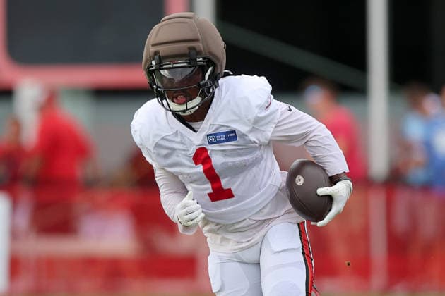 TAMPA, FL - AUGUST 06: Tampa Bay Buccaneers Runningback Kenny Gainwell (1) goes thru drills during Training Camp on August 06, 2026 at the AdventHealth Training Center at One Buccaneer Place in Tampa, Florida. (Photo by Cliff Welch Icon Sportswire) NFL, American Football Herren, USA AUG 06 Tampa Bay Buccaneers Training Camp EDITORIAL USE ONLY Icon357260806043