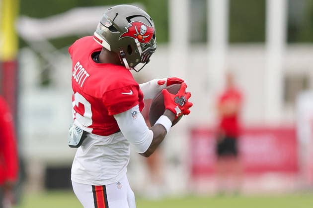 TAMPA, FL - AUGUST 06: Tampa Bay Buccaneers Defensive Back Keionte Scott (22) goes thru drills during Training Camp on August 06, 2026 at the AdventHealth Training Center at One Buccaneer Place in Tampa, Florida. (Photo by Cliff Welch Icon Sportswire) NFL, American Football Herren, USA AUG 06 Tampa Bay Buccaneers Training Camp EDITORIAL USE ONLY Icon357260806051