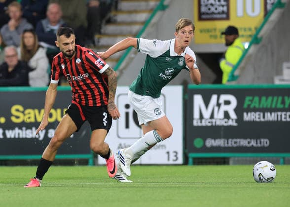 Hibernian v KF Shk‘ndija UEFA Europa Conference League Callum Wright of Hibernian (right) drives forward with the ball past Aleksander Trumi of KF Shk‘ndija during the UEFA Europa Conference League Third Qualifying Round First Leg match at Easter Road, Edinburgh 06 08 2026 UK Newspapers OUT Copyright: xFredxPalmerx FIL-23732-0095