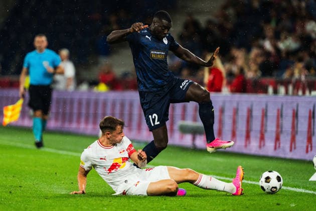 SOCCER - UEFA EL, RBS vs Pafos SALZBURG,AUSTRIA,06.AUG.26 - SOCCER - UEFA Europa League, qualification, Red Bull Salzburg vs Pafos FC. Image shows Nikolas Veratschnig (RBS) and Ken Sema (Pafos).  GEPAxpictures xJulioxArellano