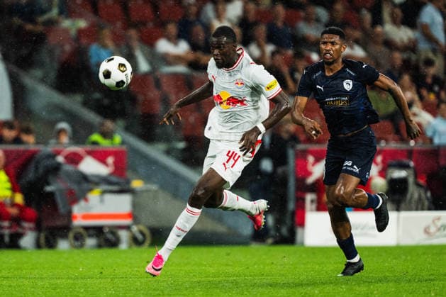 SOCCER - UEFA EL, RBS vs Pafos SALZBURG,AUSTRIA,06.AUG.26 - SOCCER - UEFA Europa League, qualification, Red Bull Salzburg vs Pafos FC. Image shows KÃ vin Boma (RBS) and LelÃª (Pafos).  GEPAxpictures xJulioxArellano