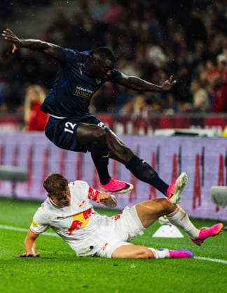 SOCCER - UEFA EL, RBS vs Pafos SALZBURG,AUSTRIA,06.AUG.26 - SOCCER - UEFA Europa League, qualification, Red Bull Salzburg vs Pafos FC. Image shows Nikolas Veratschnig (RBS) and Ken Sema (Pafos).  GEPAxpictures xJulioxArellano