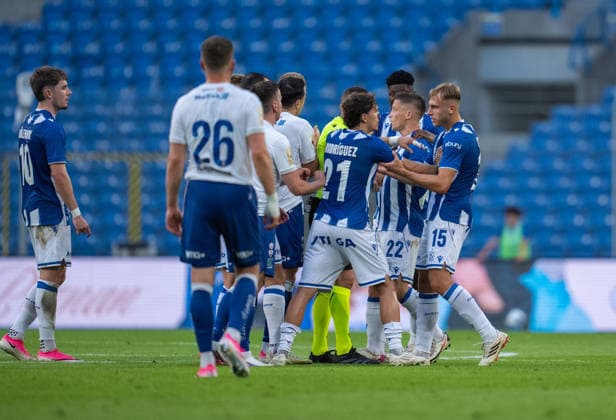 Hustle between Lech Poznan and KI Klaksvik players with Pablo Rodriguez of Lech Poznan in charge during UEFA Conference League - Third Qualifying Round season 26 27 match between teams of Lech Poznan and KI Klaksvik (Ruslan Taran Ball Raw Images) Poznan Enea Stadion Poland Copyright: xRuslanxTaranx RUS_LPOvKLA-0062