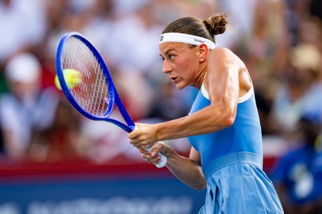 TORONTO, ON - AUGUST 06: Marta Kostyuk of Ukraine returns a shot during her match at the WTA, Tennis Damen National Bank Open tournament on August 6, 2026 at Sobeys Stadium in Toronto, ON, Canada (Photo by Julian Avram Icon Sportswire) TENNIS: AUG 06 National Bank Open EDITORIAL USE ONLY Icon2608060056