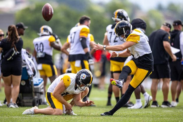August 6, 2026, Latrobe, Pennsylvania, USA: Pittsburgh Steelers kicker CHRIS BOSWELL (9) kicks a field goal while punter CAMERON JOHNSTON (19) holds during the Pittsburgh Steelers Training Camp in Latrobe, Pennsylvania. Latrobe USA - ZUMAg257 20260806_zsp_g257_010 Copyright: xBrentxGudenschwagerx