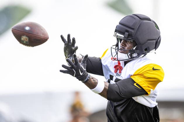 August 6, 2026, Latrobe, Pennsylvania, USA: Pittsburgh Steelers wide receiver GERMIE BERNARD (17) catches a pass during the Pittsburgh Steelers Training Camp in Latrobe, Pennsylvania. NFL, American Football Herren, USA 2026: Pittsburgh Steelers Training Camp  - ZUMAg257 20260806_zsp_g257_025 Copyright: xBrentxGudenschwagerx