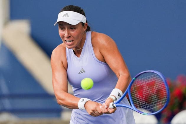 WTA, Tennis Damen Masters 1000 National Bank Open Toronto 2026 - Round of 32 - Day 6 Jessica Pegula of United States plays a backhand during the Women™s Singles round of 32 match against Kamila Rajimova of Uzbekistan on day 6 of the WTA Masters 1000 National Bank Open at Sobeys Stadium on August 6, 2026, in Toronto, Canada. (Photo by Leonardo Ramirez Eyepix Group) Copyright: xLeonardoxRamirezx xEyepixxGroupx LR_06082026_08812