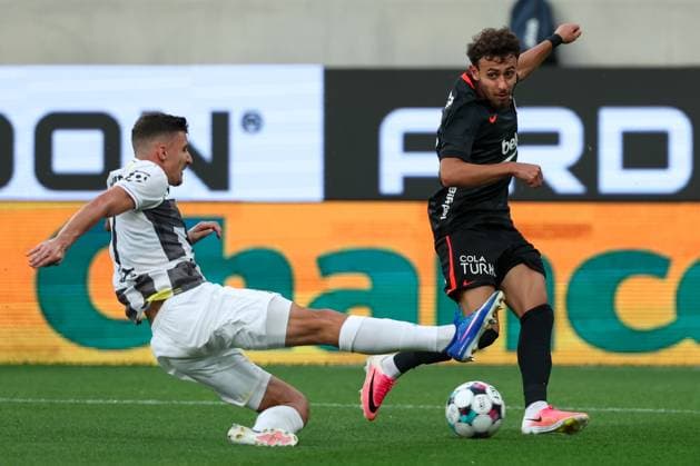 06.August.2026 - SOCCER - 2026 27 UEFA EUROPA LEAGUE, Third Qualifying Round, 1st Leg FC Hradec Kralove vs Besiktas JK Jakub Uhrincat (Hradec Kralove) and Ilhan Fakili (Besiktas) in one-on-one Hradec Kralove Hradec Kralove, Czech Republic Malsovicka Arena Malsovicka Arena Czech Republic Copyright: xYigitxOermex xPsxImagesxYigitxOermex xPsxImagesx