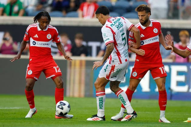 Puso Dithejane (L) of Chicago vies for the ball with Kaiky Naves of Necaxa in a Leagues Cup match between Chicago Fire and Necaxa at the SeatGeek stadium in Bridgeview, United States, 06 August 2026. Leagues Cup - Chicago Fire vs Necaxa !ACHTUNG: NUR REDAKTIONELLE NUTZUNG!  Copyright: xKamilxKrzaczynskix AME6674 20260807-55021089622_1