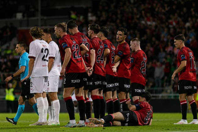 Bohemians players form a defensive wall during a free kick seen during UEFA Conference League qualifying game between teams of Bohemians FC and FC Midtjylland (Maria Eduarda Lopes Ball Raw Images) Dublin Tallaght Stadium Ireland Copyright: xMariaxEduardaxLopesx Maria Eduarda Lopes Sebold (77 de 146)