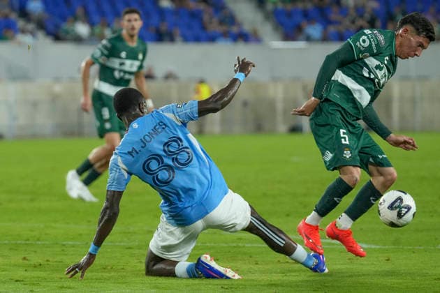Malachi Jones (L) of New York vies for the ball with Aldo Lopez of Santos in a Leagues Cup match between New York City FC and Santos at the Red Bull Arena stadium in New Jersey, United States, 06 August 2026. Leagues Cup - New York City FC vs Santos !ACHTUNG: NUR REDAKTIONELLE NUTZUNG!  Copyright: xAngelxColmenaresx AMDEP159 20260807-55021089696_1