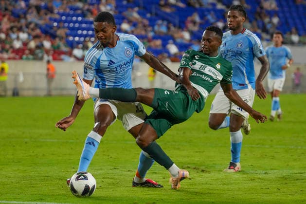 Joao Victor (L) of New York vies fir the ball with Kevin Palacios of Santos in a Leagues Cup match between New York City FC and Santos at the Red Bull Arena stadium in New Jersey, United States, 06 August 2026. Leagues Cup - New York City FC vs Santos !ACHTUNG: NUR REDAKTIONELLE NUTZUNG!  Copyright: xAngelxColmenaresx AMDEP180 20260807-55021089728_1