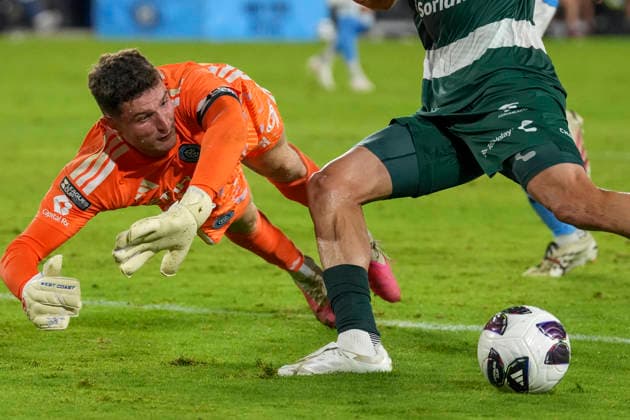 Matt Freese of New York dives for the ball in a Leagues Cup match between New York City FC and Santos at the Red Bull Arena stadium in New Jersey, United States, 06 August 2026. Leagues Cup - New York City FC vs Santos !ACHTUNG: NUR REDAKTIONELLE NUTZUNG!  Copyright: xAngelxColmenaresx AMDEP178 20260807-55021089729_1