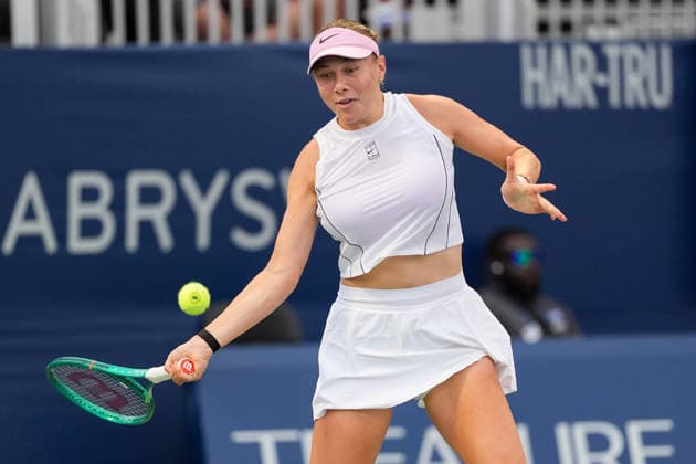WTA, Tennis Damen Masters 1000 National Bank Open Toronto 2026 - Round of 32 - Day 6 Amanda Anisimova of United States plays a forehand during the Women™s Singles round of 32 match against Nikola BartÅ¯Åˆkova of Czech Republic on day 6 of the WTA Masters 1000 National Bank Open at Sobeys Stadium on August 6, 2026, in Toronto, Canada. (Photo by Leonardo Ramirez Eyepix Group) Copyright: xLeonardoxRamirezx xEyepixxGroupx LR_06082026_194415