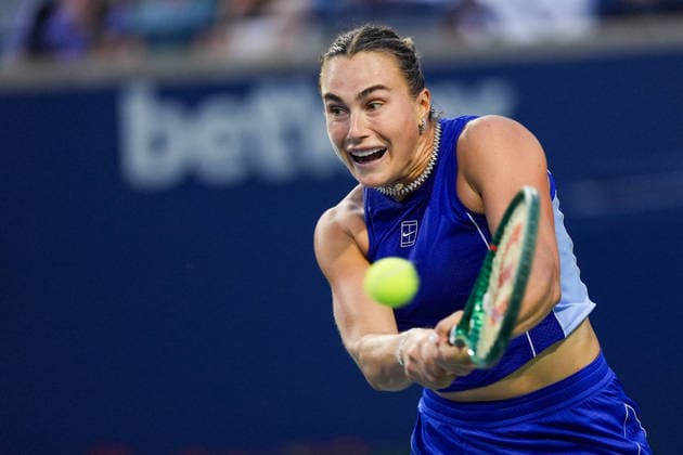 WTA, Tennis Damen Masters 1000 National Bank Open Toronto 2026 - Round of 32 - Day 6 Aryna Sabalenka of Belarus plays a backhand during the Women™s Singles round of 32 match against Zhang Shuai of China on day 6 of the WTA Masters 1000 National Bank Open at Sobeys Stadium on August 6, 2026, in Toronto, Canada. (Photo by Leonardo Ramirez Eyepix Group) Copyright: xLeonardoxRamirezx xEyepixxGroupx LR_06082026_194361
