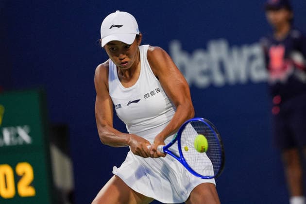 WTA, Tennis Damen Masters 1000 National Bank Open Toronto 2026 - Round of 32 - Day 6 Zhang Shuai of China plays a backhand during the Women™s Singles round of 32 match against Aryna Sabalenka of Belarus on day 6 of the WTA Masters 1000 National Bank Open at Sobeys Stadium on August 6, 2026, in Toronto, Canada. (Photo by Leonardo Ramirez Eyepix Group) Copyright: xLeonardoxRamirezx xEyepixxGroupx LR_06082026_194371