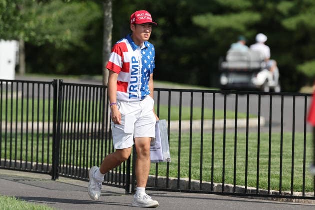 BEDMINSTER, NJ - AUGUST 06: A fan walks during the first round of LIV Golf New York on August 6, 2026 at Trump National Golf Club in Bedminster, New Jersey. (Photo by Andrew Mordzynski Icon Sportswire) GOLF: AUG 06 LIV Golf New York EDITORIAL USE ONLY Icon2608068128897