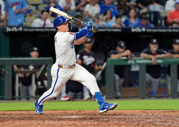 Aug 6, 2026: Kansas City Royals left fielder Isaac Collins (1) drives a pitch against the Twins at Kauffman Stadium Kansas City, Missouri. CSM. MLB, Baseball Herren, USA 2026; Twins Vs Royals Aug 6th  - ZUMAc04_ 20260806_zma_c04_123 Copyright: xJonxRobichaudx