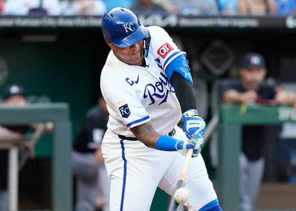 Aug 6, 2026:Kansas City Royals designated hitter Salvador Perez (13) drives a pitch in the 3rd inning against the Twins at Kauffman Stadium Kansas City, Missouri. CSM. MLB, Baseball Herren, USA 2026; Twins Vs Royals Aug 6th  - ZUMAc04_ 20260806_zma_c04_125 Copyright: xJonxRobichaudx
