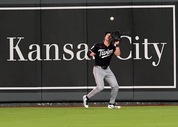 Aug 6, 2026:Minnesota Twins second baseman Luke Keaschall (15) makes the catch in the 7th inning against the Royals at Kauffman Stadium Kansas City, Missouri. CSM. MLB, Baseball Herren, USA 2026; Twins Vs Royals Aug 6th  - ZUMAc04_ 20260806_zma_c04_132 Copyright: xJonxRobichaudx