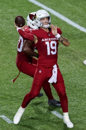 CANTON, OH - AUGUST 06: Arizona Cardinals quarterback Carson Beck (19) throws a 5-yard touchdown pass during the second quarter of the National Football League preseason game between the Carolina Panthers and Arizona Cardinals on August 6, 2026, at the Tom Benson Hall of Fame Stadium in Canton, OH. (Photo by Frank Jansky Icon Sportswire) NFL, American Football Herren, USA AUG 06 Hall of Fame Game - Panthers vs Cardinals EDITORIAL USE ONLY Icon26080658