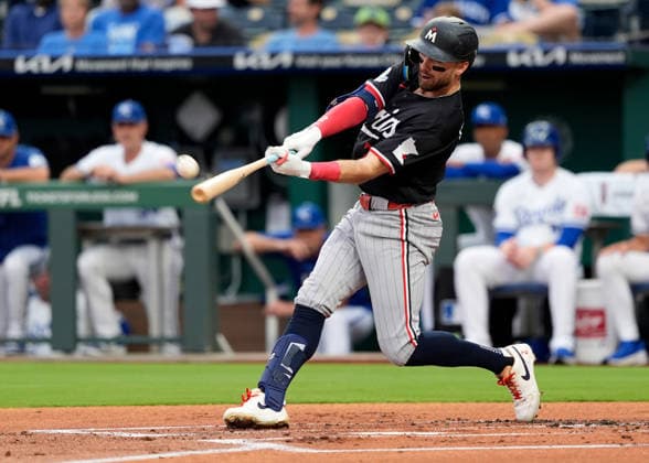 MLB, Baseball Herren, USA 2026; Twins Vs Royals Aug 6th Aug 6, 2026: Minnesota Twins first baseman Kody Clemens (2) makes contact with a pitch in the 1st inning against the Royals at Kauffman Stadium Kansas City, Missouri. Jon Robichaud CSM. (Credit Image: Â Jon Robichaud Cal Media) Kansas City Missouri United States EDITORIAL USE ONLY Copyright: xx ZUMA-20260806_zma_c04_131.jpg JonxRobichaudx csmphotothree509117