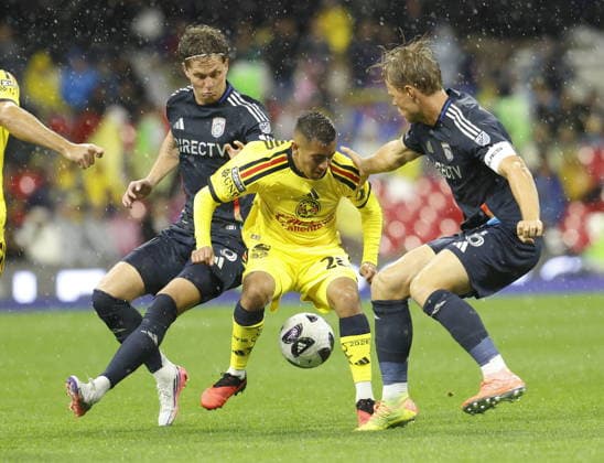 Leagues Cup - America vs San Diego FC Erick Sánchez (C) of America in action against Jeppe Tverskov (R) and Onni Valakari (L) of San Diego during a Leagues Cup soccer match between America and San Diego FC at the Banorte Stadium in Mexico City, Mexico, 06 August 2026. Mexico City Mexico  Copyright: xSáshenkaxGutiérrezx