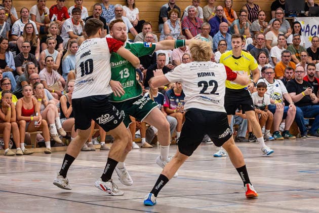 06.08.2026, xovx, Handball Lindencup, HSG Wetzlar - Pfadi Winterthur v.l. Ivan Simic (Pfadi Winterthur), Tomas Piroch (HSG Wetzlar), Mischa Romer (Pfadi Winterthur) Linden Stadthalle Hessen Deutschland (DE) *** August 6, 2026, xovx, Lindencup Handball Tournament, HSG Wetzlar vs. Pfadi Winterthur; Ivan Simic (Pfadi Winterthur), Tomas Piroch (HSG Wetzlar), Mischa Romer (Pfadi Winterthur); Linden Stadthalle, Hesse, Germany, DE