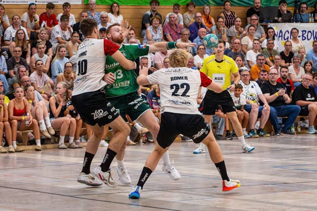 06.08.2026, xovx, Handball Lindencup, HSG Wetzlar - Pfadi Winterthur v.l. Ivan Simic (Pfadi Winterthur), Tomas Piroch (HSG Wetzlar), Mischa Romer (Pfadi Winterthur) Linden Stadthalle Hessen Deutschland (DE) *** August 6, 2026, xovx, Lindencup Handball Tournament, HSG Wetzlar vs. Pfadi Winterthur; Ivan Simic (Pfadi Winterthur), Tomas Piroch (HSG Wetzlar), Mischa Romer (Pfadi Winterthur); Linden Stadthalle, Hesse, Germany, DE