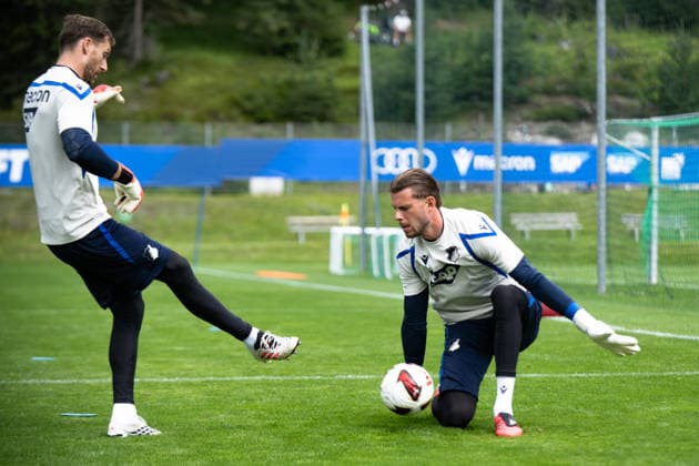 Luca Philipp, (TSG Hoffenheim, 37), rechts, gegen die Angriffsbemuehungen von Oliver Baumann, (TSG Hoffenheim, 01), TSG Hoffenheim, Fussball, Trainingslager, Saison Vorbereitung, Saison 2026 2027, GER, 06.08.2026, Eibner-Pressefoto Andreas Ulmer TSG Hoffenheim, Fussball, Trainingslager, Saison Vorbereitung, Saison 2026 2027, GER, 06.08.2026, *** Luca Philipp, TSG Hoffenheim, 37, on the right, fends off an attack by Oliver Baumann, TSG Hoffenheim, 01, TSG Hoffenheim, soccer, training camp, preseason, 2026–2027 season, GER, August 6, 2026, Eibner Press Photo by Andreas Ulmer, TSG Hoffenheim, soccer, training camp, preseason, 2026–2027 season, GER, August 6, 2026, Copyright: xEibner-Pressefoto AndreasxUlmerx EP_AUR