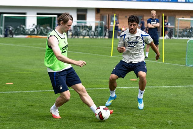 Kleinfeldspiel mit Patrick Wimmer, (TSG Hoffenheim, 08), links, gegen Umut Tohumcu, (TSG Hoffenheim, 25), TSG Hoffenheim, Fussball, Trainingslager, Saison Vorbereitung, Saison 2026 2027, GER, 06.08.2026, Eibner-Pressefoto Andreas Ulmer TSG Hoffenheim, Fussball, Trainingslager, Saison Vorbereitung, Saison 2026 2027, GER, 06.08.2026, *** Small-sided game featuring Patrick Wimmer, TSG Hoffenheim, 08, on the left, against Umut Tohumcu, TSG Hoffenheim, 25, TSG Hoffenheim, soccer, training camp, preseason, 2026–2027 season, GER, August 6, 2026, Eibner Press Photo by Andreas Ulmer, TSG Hoffenheim, soccer, training camp, preseason, 2026–2027 season, GER, August 6, 2026, Copyright: xEibner-Pressefoto AndreasxUlmerx EP_AUR