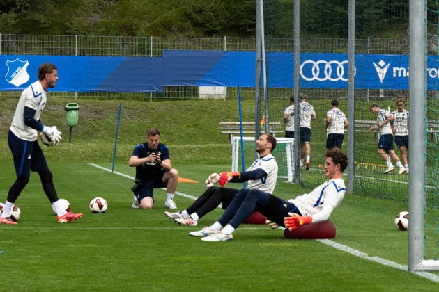Torwarttraining mit den drei Torhuetern: Oliver Baumann, (TSG Hoffenheim, 01), Mitte sitzen, Lukas Petersson, (TSG Hoffenheim, 36), rechts, und Luca Philipp, (TSG Hoffenheim, 37), links werfend, TSG Hoffenheim, Fussball, Trainingslager, Saison Vorbereitung, Saison 2026 2027, GER, 06.08.2026, Eibner-Pressefoto Andreas Ulmer TSG Hoffenheim, Fussball, Trainingslager, Saison Vorbereitung, Saison 2026 2027, GER, 06.08.2026, *** Goalkeeper training with the three goalkeepers: Oliver Baumann, TSG Hoffenheim, 01, seated in the middle, Lukas Petersson, TSG Hoffenheim, 36, on the right, and Luca Philipp, TSG Hoffenheim, 37, throwing on the left, TSG Hoffenheim, soccer, training camp, preseason, 2026–2027 season, GER, August 6, 2026, Eibner Press Photo by Andreas Ulmer, TSG Hoffenheim, soccer, training camp, preseason, 2026–2027 season, GER, August 6, 2026, Copyright: xEibner-Pressefoto AndreasxUlmerx EP_AUR