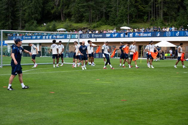 Christian Ilzer, (TSG Hoffenheim, Trainer) und sein Staff verteilen die Leibchen, das Spiel kann beginnen, TSG Hoffenheim, Fussball, Trainingslager, Saison Vorbereitung, Saison 2026 2027, GER, 06.08.2026, Eibner-Pressefoto Andreas Ulmer TSG Hoffenheim, Fussball, Trainingslager, Saison Vorbereitung, Saison 2026 2027, GER, 06.08.2026, *** Christian Ilzer, TSG Hoffenheim, coach, and his staff hand out the jerseys; the game can begin. TSG Hoffenheim, soccer, training camp, preseason, 2026–2027 season, GER, August 6, 2026, Eibner Press Photo by Andreas Ulmer, TSG Hoffenheim, soccer, training camp, preseason, 2026–2027 season, GER, August 6, 2026, Copyright: xEibner-Pressefoto AndreasxUlmerx EP_AUR