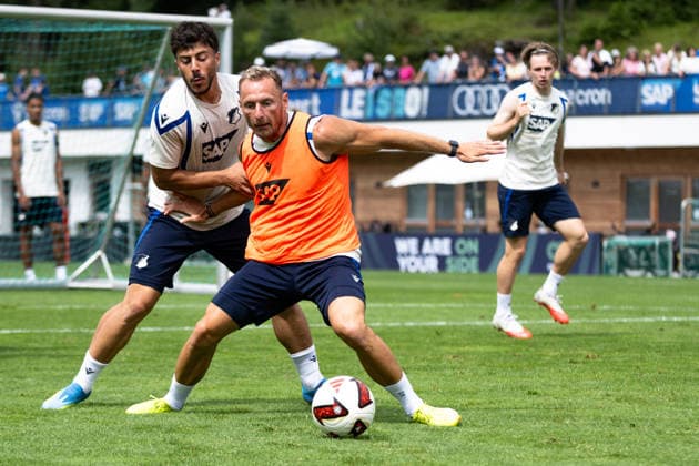 Vladimir Coufal, (TSG Hoffenheim, 34), vorne, gegen Umut Tohumcu, (TSG Hoffenheim, 25), TSG Hoffenheim, Fussball, Trainingslager, Saison Vorbereitung, Saison 2026 2027, GER, 06.08.2026, Eibner-Pressefoto Andreas Ulmer TSG Hoffenheim, Fussball, Trainingslager, Saison Vorbereitung, Saison 2026 2027, GER, 06.08.2026, *** Vladimir Coufal, TSG Hoffenheim, 34, in the foreground, against Umut Tohumcu, TSG Hoffenheim, 25, TSG Hoffenheim, soccer, training camp, preseason, 2026–2027 season, GER, August 6, 2026, Eibner Press Photo Andreas Ulmer TSG Hoffenheim, soccer, training camp, preseason, 2026–2027 season, GER, August 6, 2026, Copyright: xEibner-Pressefoto AndreasxUlmerx EP_AUR