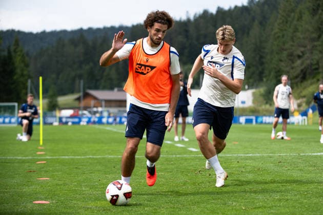 Leon Avdullahu, (TSG Hoffenheim, 07), links, bedrangt von Alessandro Vogt, (TSG Hoffenheim, ) TSG Hoffenheim, Fussball, Trainingslager, Saison Vorbereitung, Saison 2026 2027, GER, 06.08.2026, Eibner-Pressefoto Andreas Ulmer TSG Hoffenheim, Fussball, Trainingslager, Saison Vorbereitung, Saison 2026 2027, GER, 06.08.2026, *** Leon Avdullahu, TSG Hoffenheim, No. 7, on the left, pressured by Alessandro Vogt, TSG Hoffenheim, TSG Hoffenheim, soccer, training camp, preseason, 2026–2027 season, GER, August 6, 2026, Eibner Press Photo Andreas Ulmer TSG Hoffenheim, soccer, training camp, preseason, 2026–2027 season, GER, August 6, 2026, Copyright: xEibner-Pressefoto AndreasxUlmerx EP_AUR