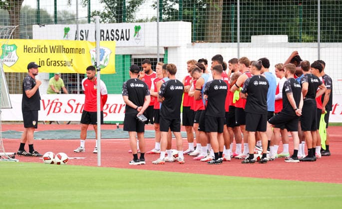 07.08.2026, Deutschland, Grassau, Fußball Bundesliga, Saison 2026 2027, Trainingslager VfB Stuttgart, VfB Trainer Sebastian Hoeneß an der Tafel, rechts die Mannschaft *** August 7, 2026, Germany, Grassau, Bundesliga, 2026–2027 season, VfB Stuttgart training camp, VfB coach Sebastian Hoeneß at the whiteboard, the team on the right