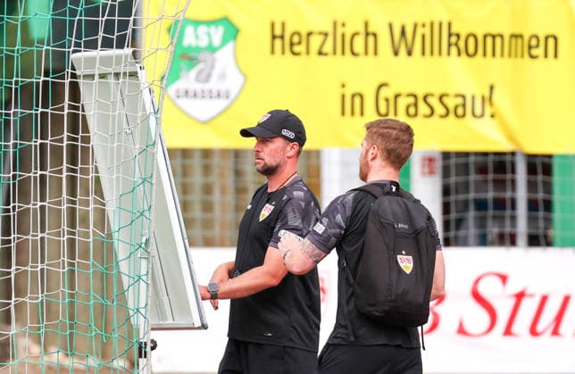 07.08.2026, Deutschland, Grassau, Fußball Bundesliga, Saison 2026 2027, Trainingslager VfB Stuttgart, VfB Trainer Sebastian Hoeneß an der Tafel, rechts Marcus Fregin *** August 7, 2026, Germany, Grassau, Bundesliga, 2026–2027 season, VfB Stuttgart training camp, VfB coach Sebastian Hoeneß at the whiteboard, Marcus Fregin on the right